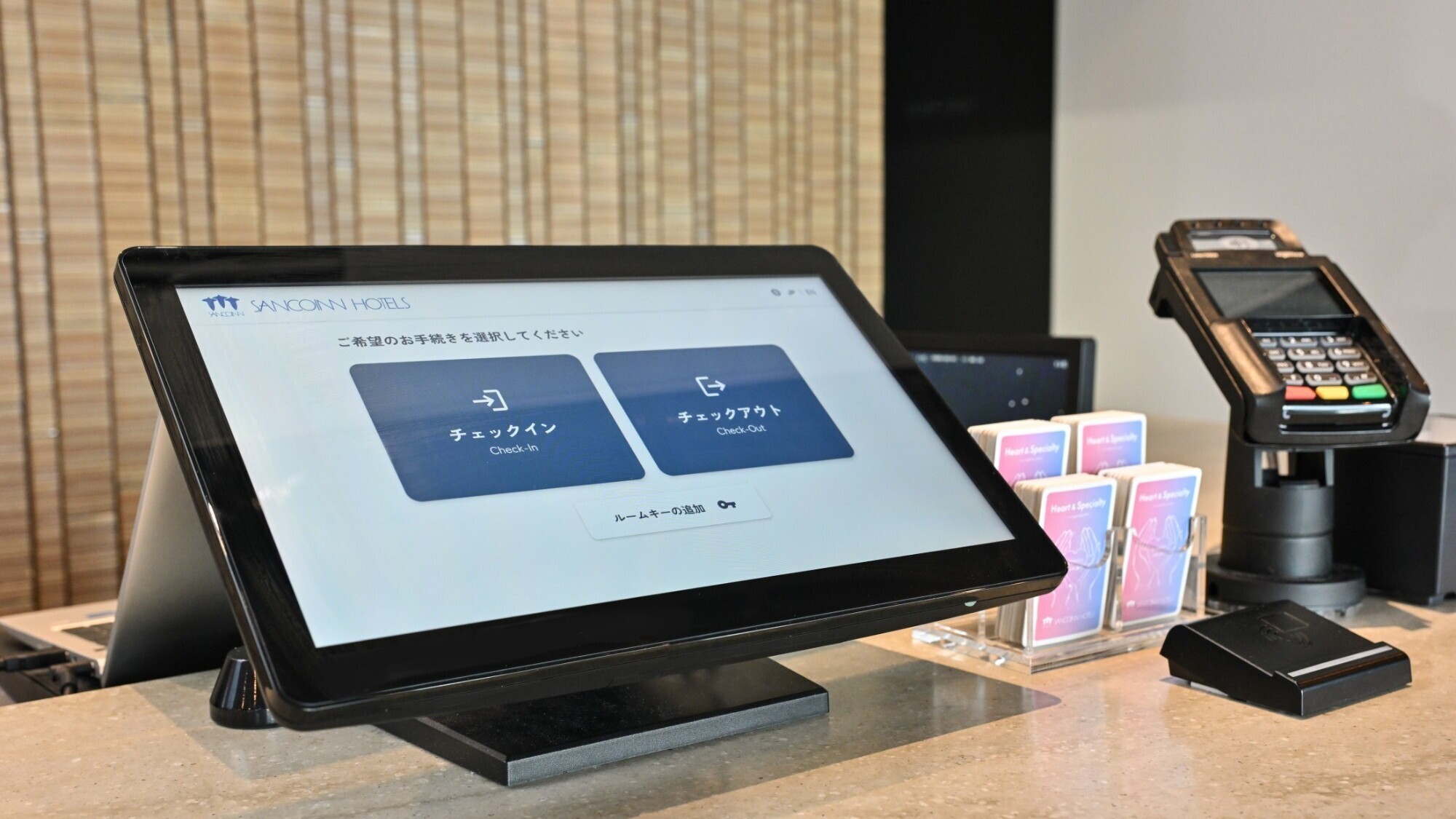 フロントは3Fにございます。24時間対応しておりますので、お気軽にお申し付けください。