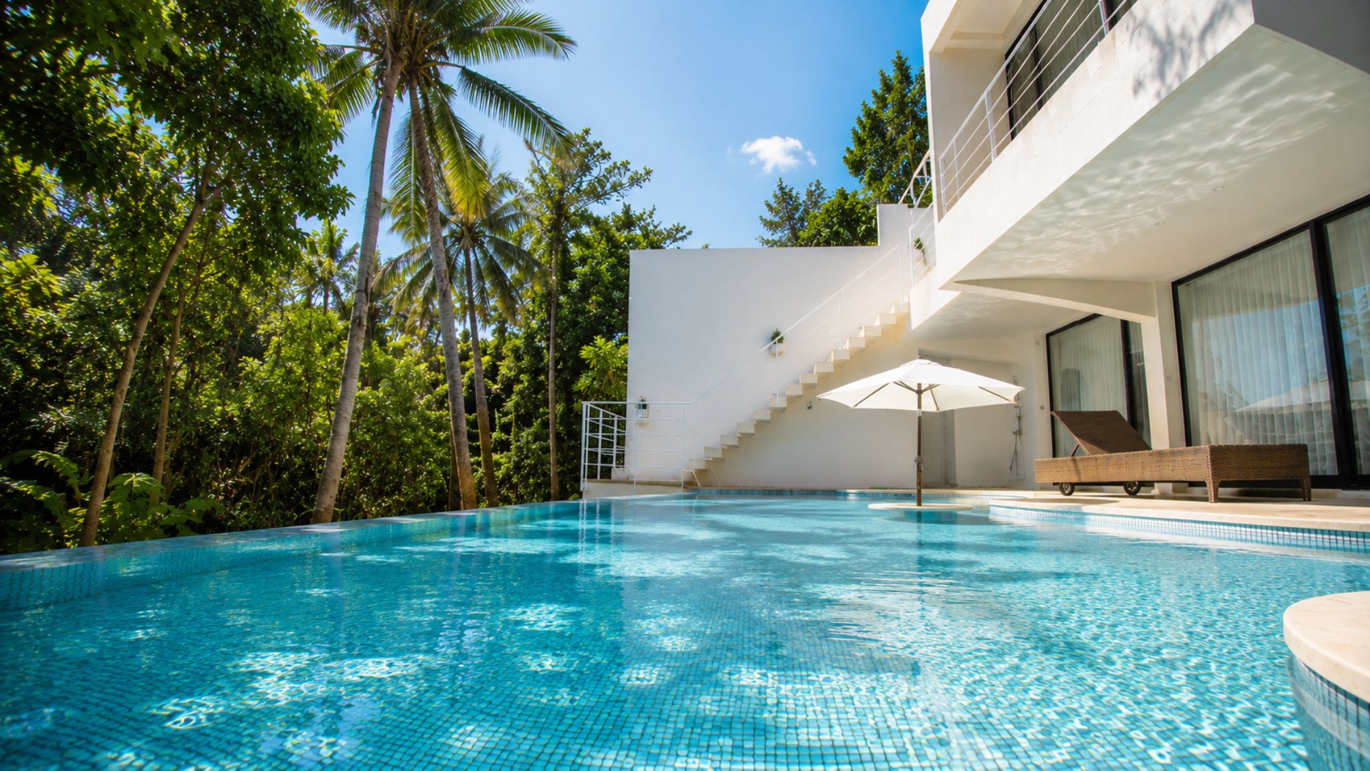 【Private Suite Villa】広々としたプライベートプールは、温水仕様で一年中ご利用可能