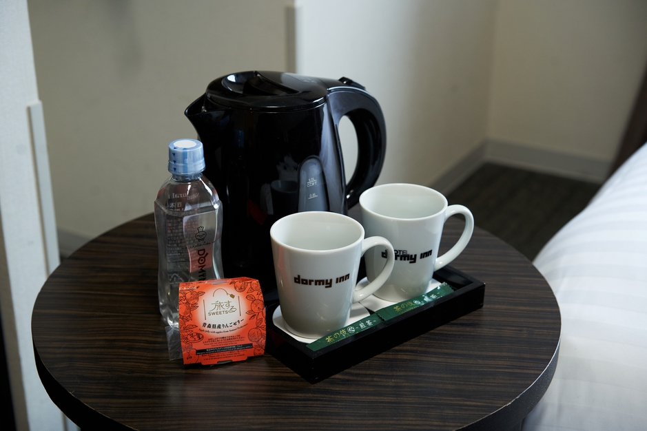 【客室】ミネラルウォーター、ティーセット