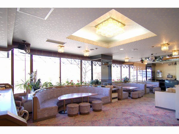 Lounge overlooking the slopes