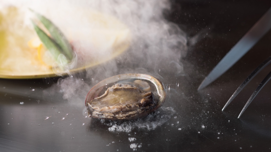 【鉄板焼き 一花一葉（19階）】メニュー例：鮑料理（※状況等により内容が異なります)