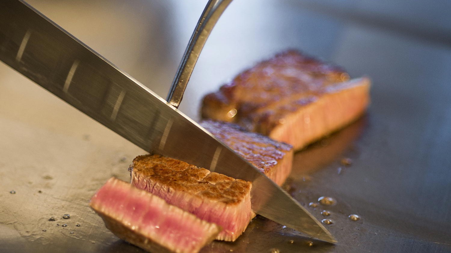 【鉄板焼き 一花一葉（19階）】絶妙な焼き加減のお肉を4種類のお塩とともに味わって！