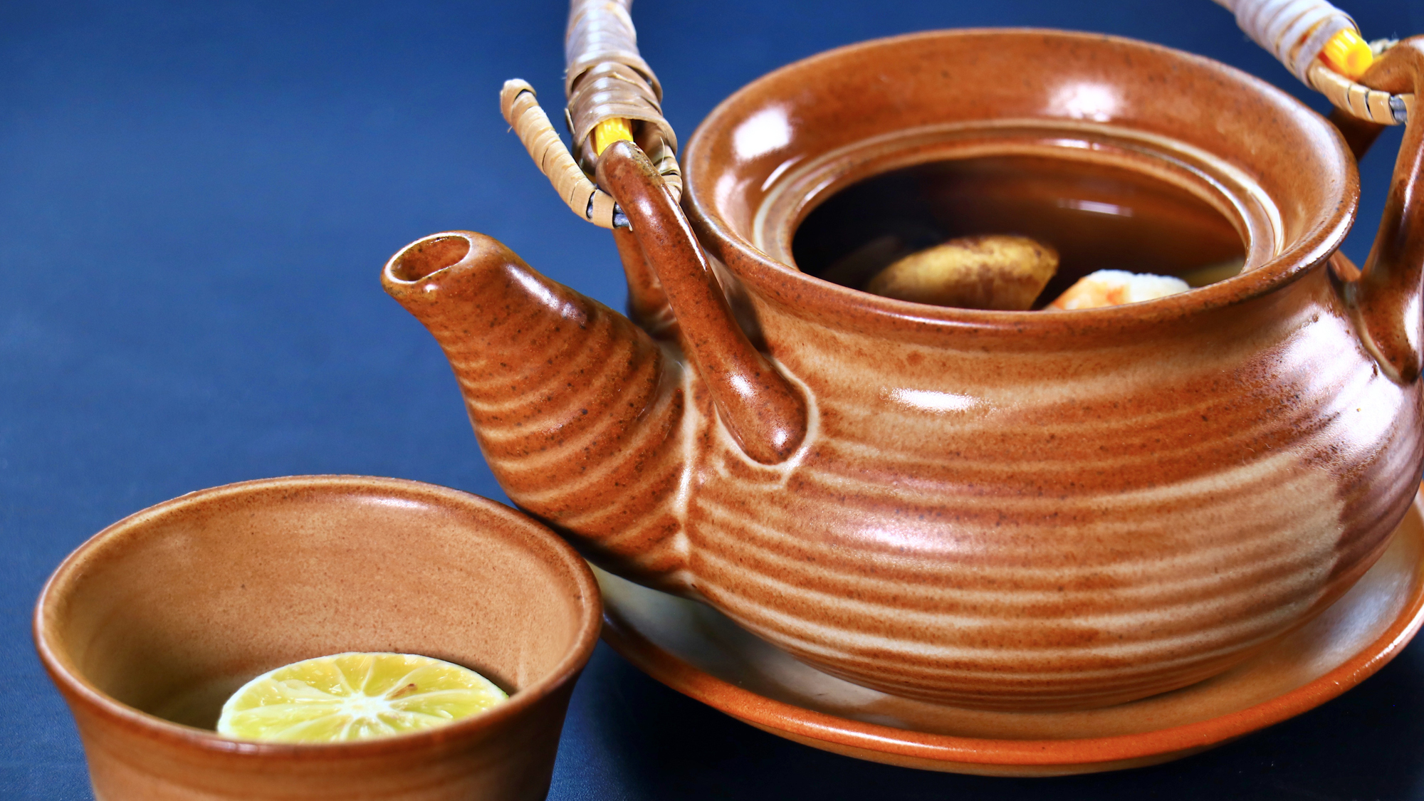 【食事（夕食）】松茸コースーひと口すすれば、旬の旨みがじんわり。旬のきのこと、海の幸の旨みを閉じ込めた、心もほっと温まる土瓶蒸し。