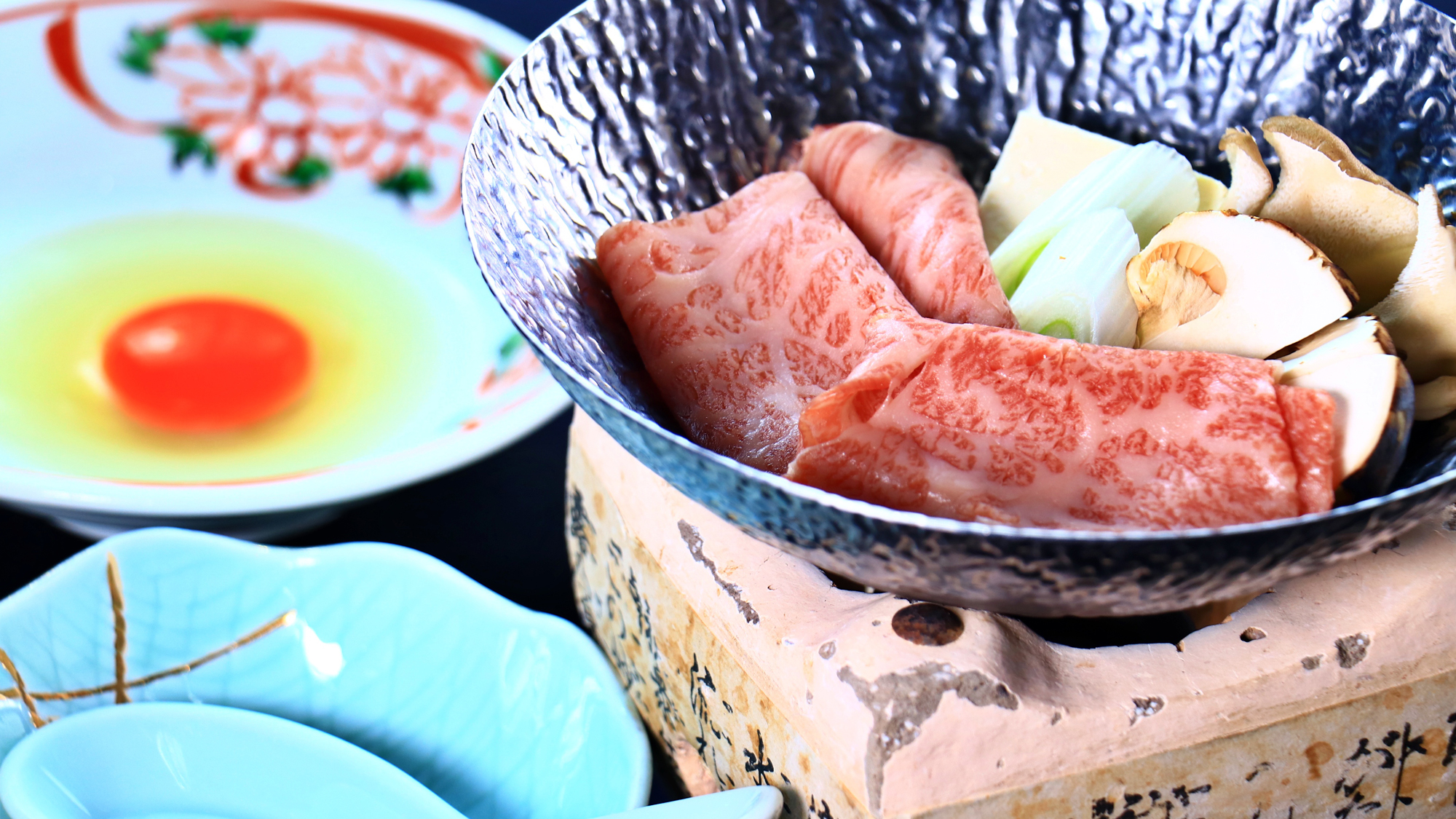 【食事（夕食）】松茸コースー神石牛のすき焼き。松茸と神石牛が織りなす、贅沢な秋の味覚。広島の豊かさを