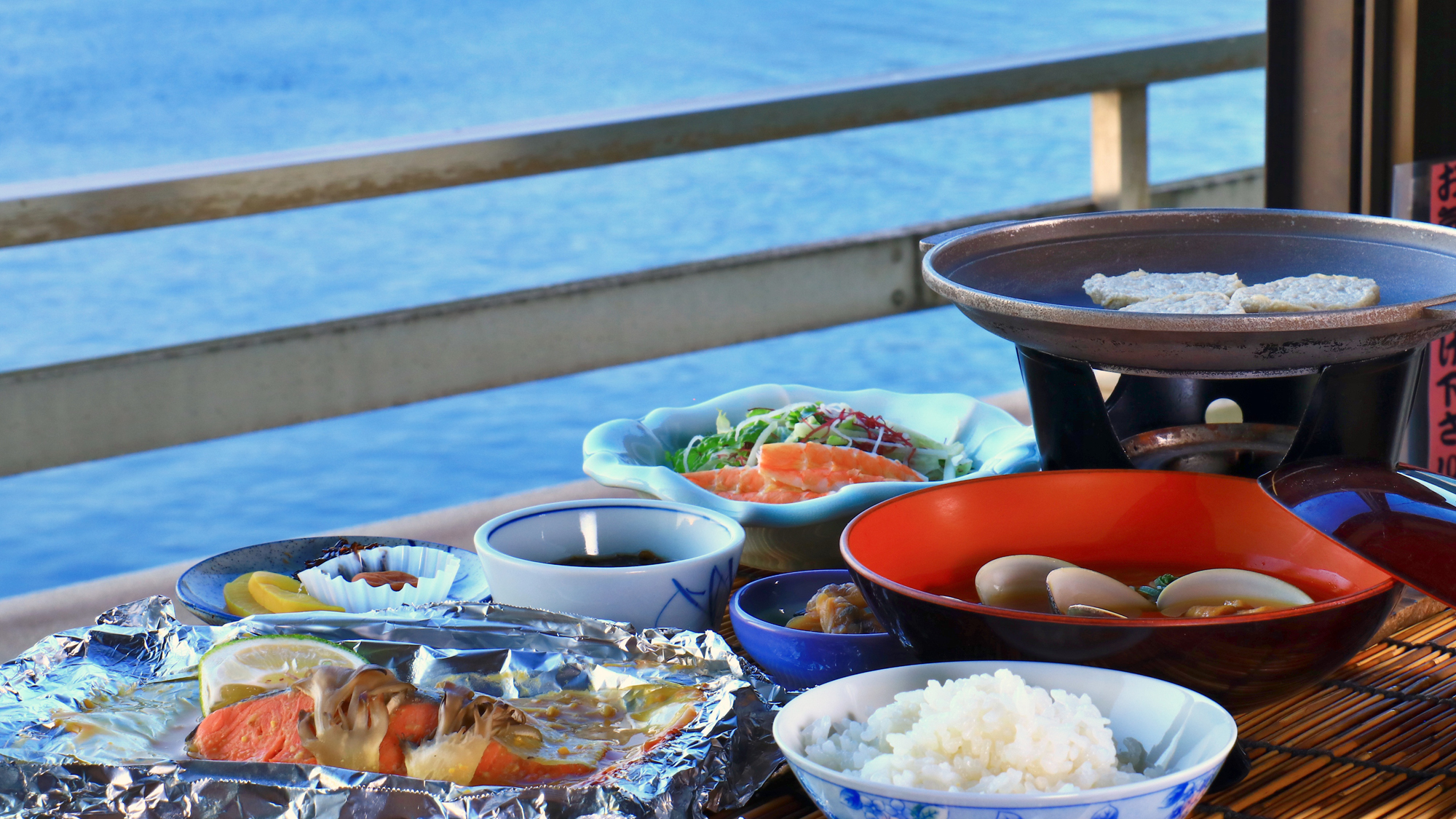 【食事（朝食）】瀬戸内の海を眺めながら味わう、心やすらぐ朝ごはん。旅の一日が、穏やかに始まります。