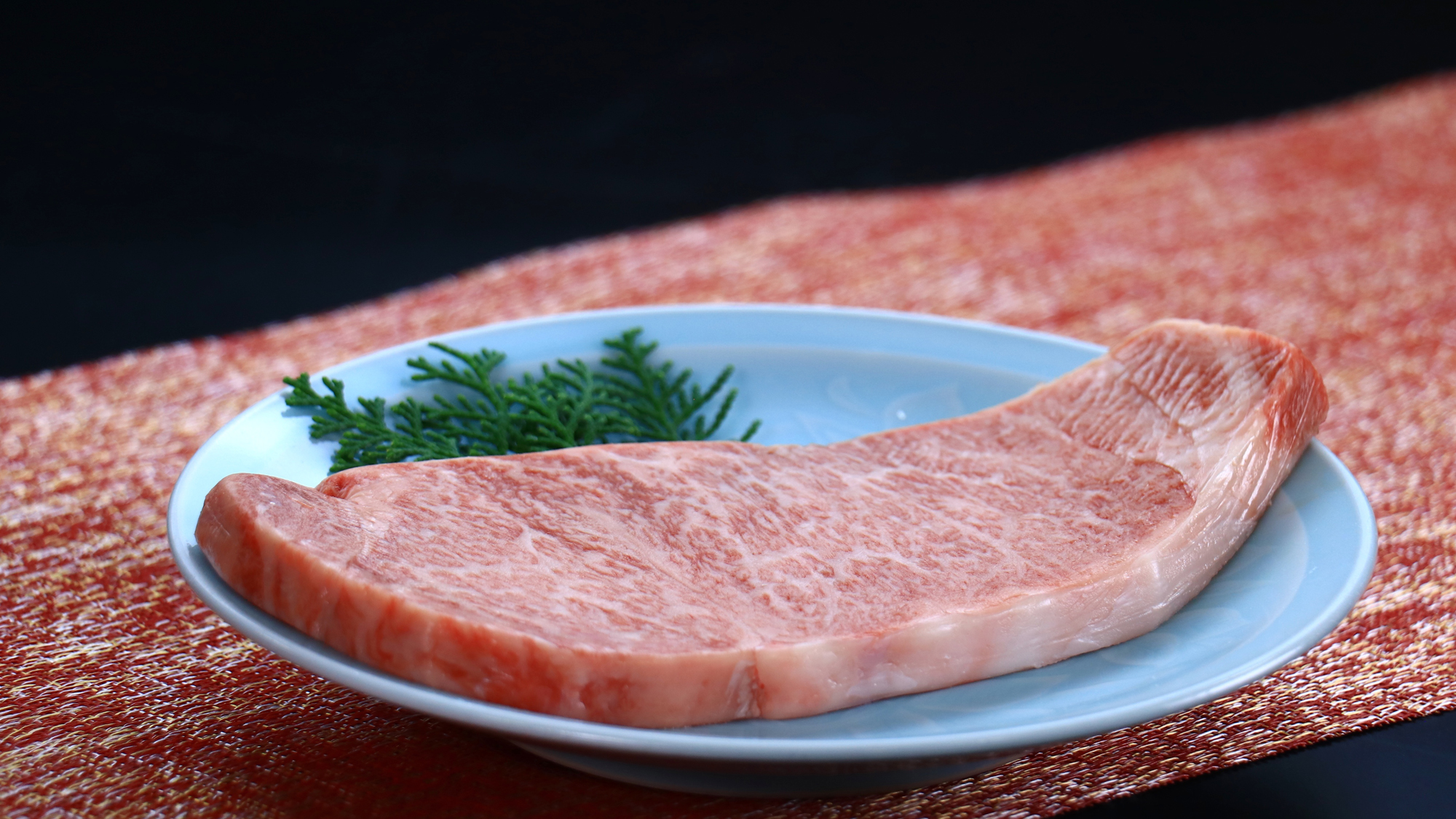 【食事（夕食）】神石牛－地元が誇る極上和牛・神石牛。とろける旨みと香りが贅沢なひとときを演出。