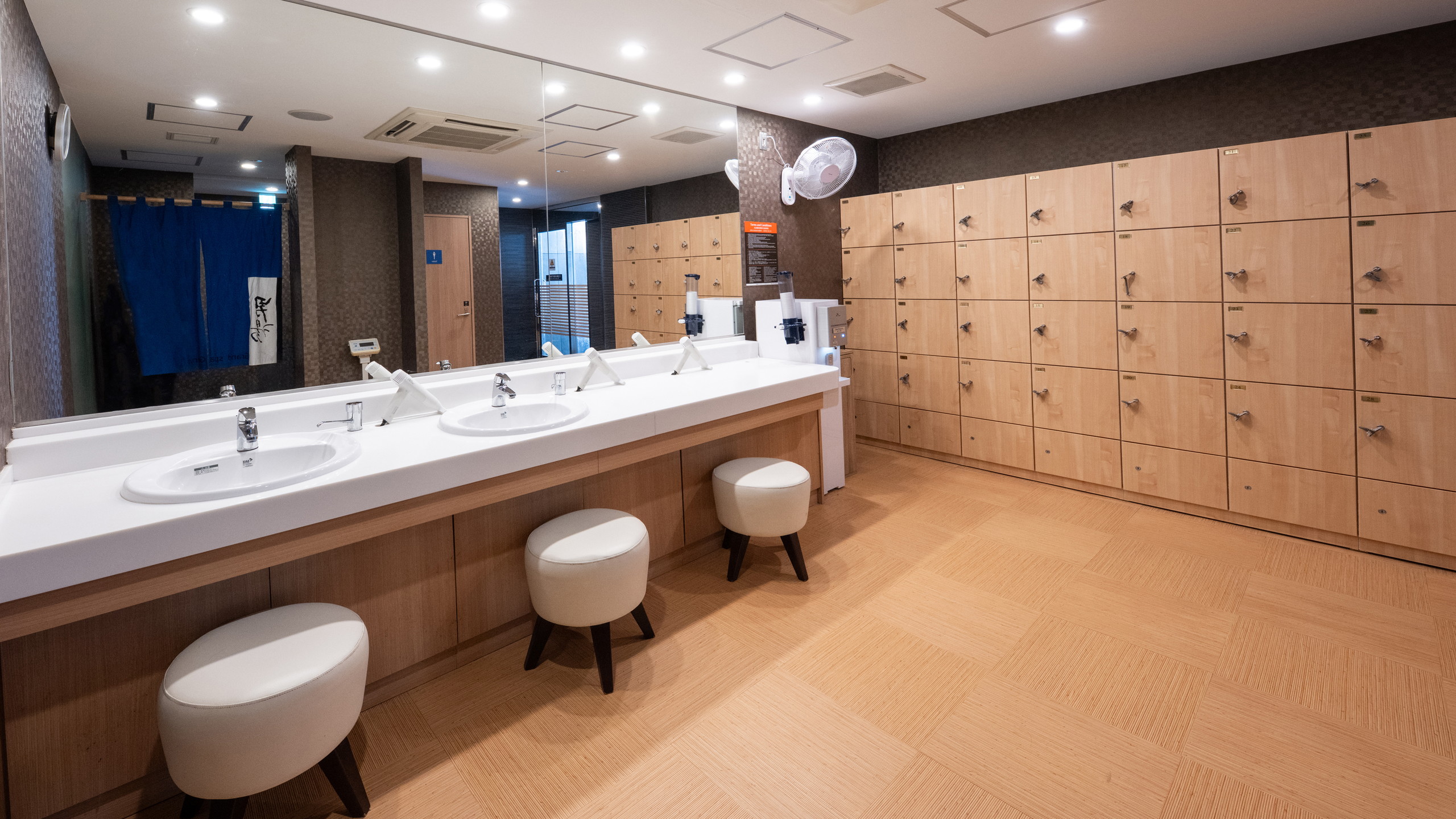 ■男性大浴殿脱衣所