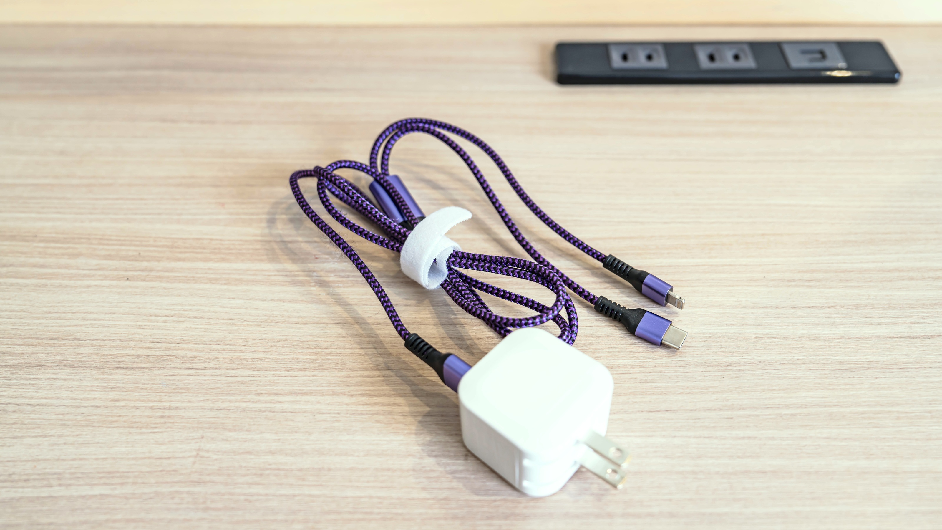 各充電器（USBタイプCとライトニングケーブル）