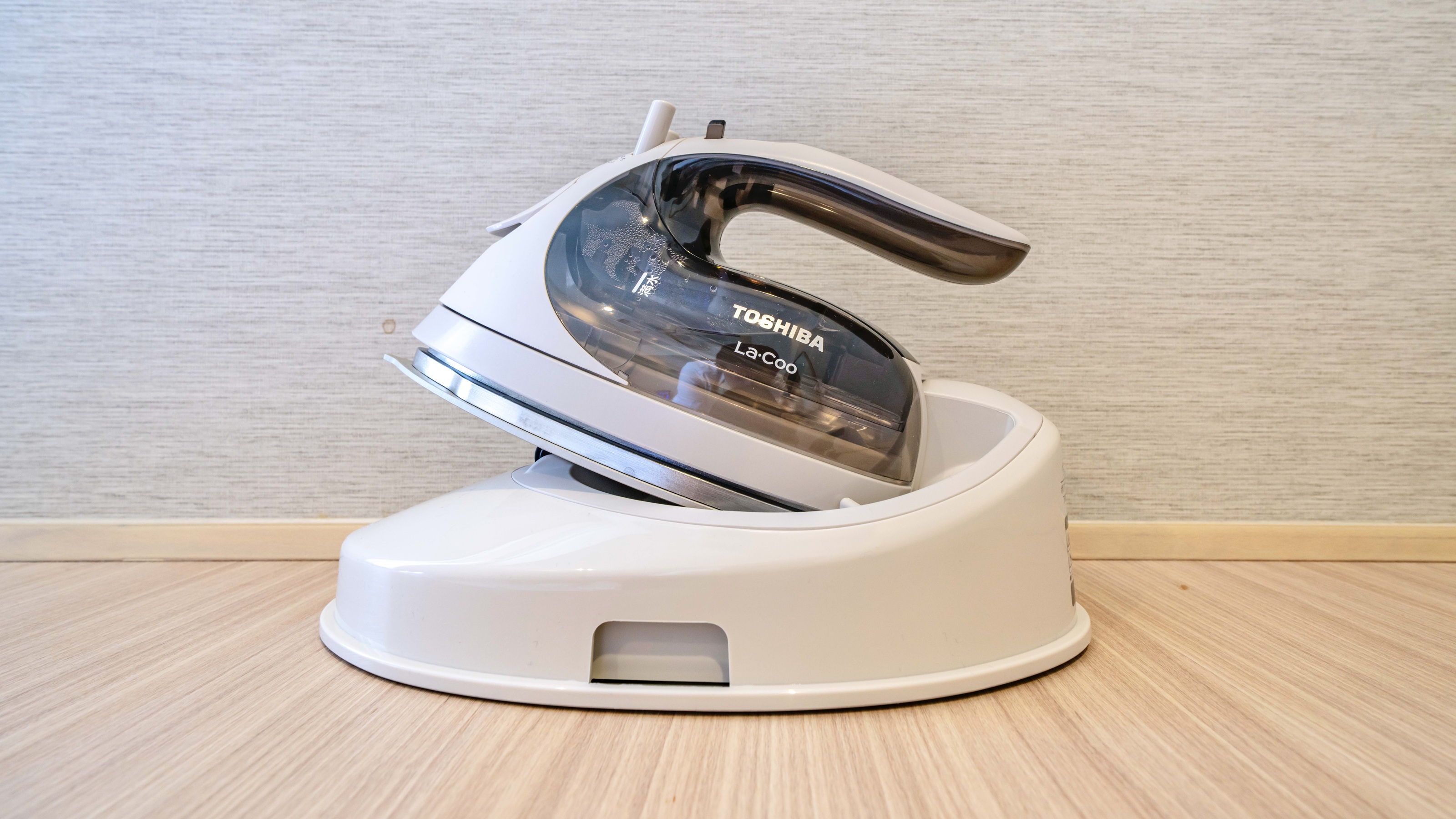 アイロン（アイロン台と共にフロントにて貸出し※数に限りがございます）