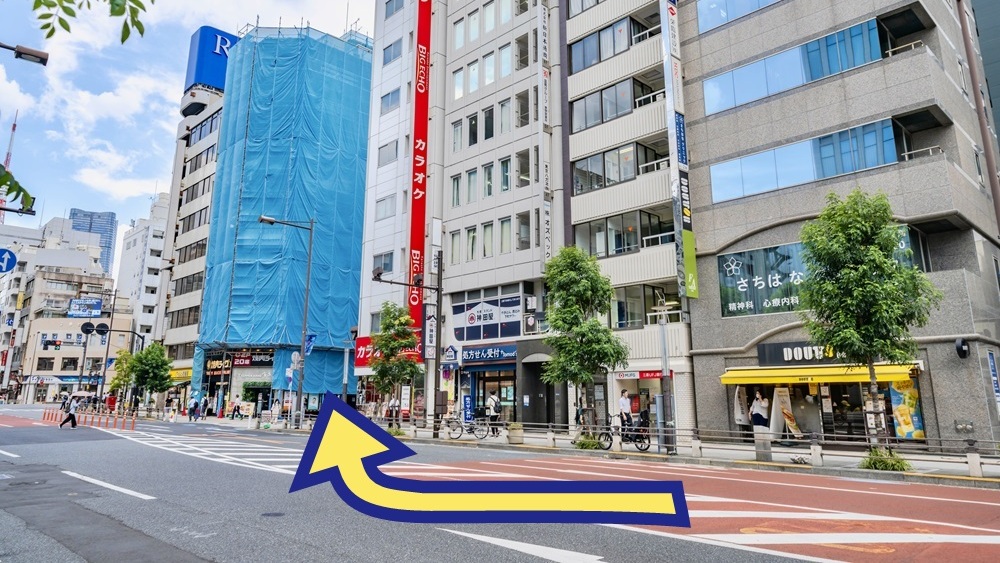 ④ドトールコーヒーショップさん、銀行ATMを過ぎ、ビッグエコーさんを右折します。