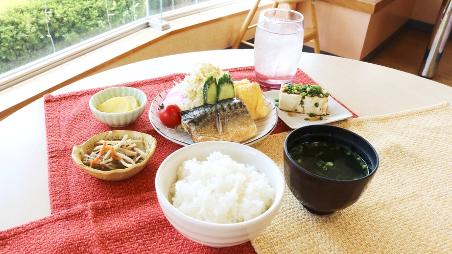 ・【和朝食】魚料理などをメインとした和の朝食。朝風呂の後に朝ごはんをお楽しみください♪