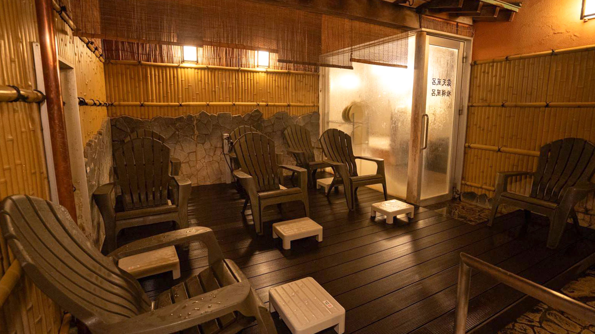 ・【いやしの本館】男子サウナの外気浴スペース