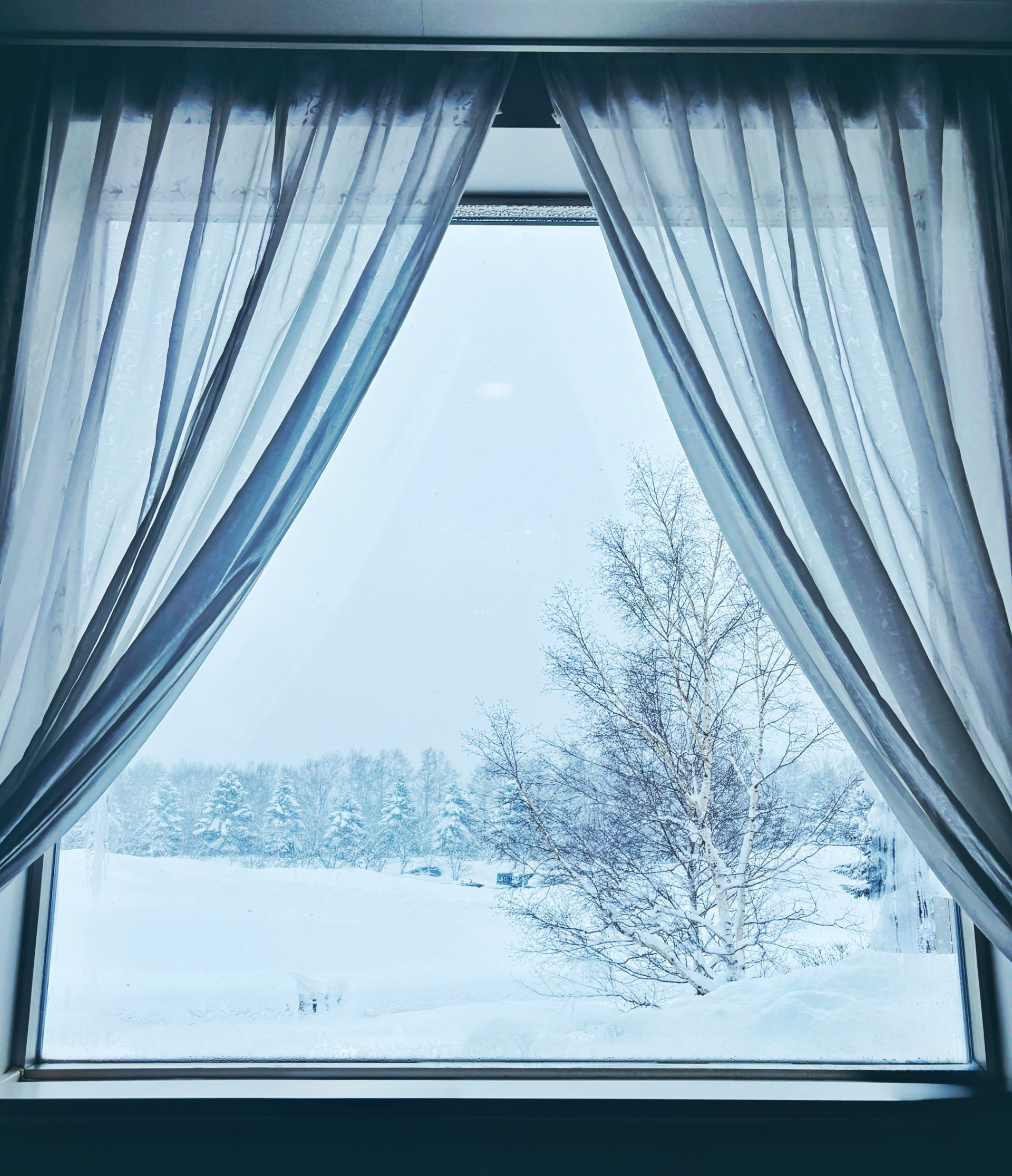 窓　雪景色　イメージ