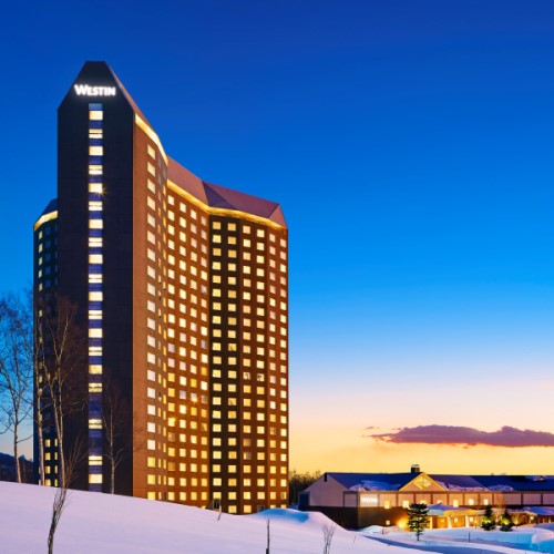 冬の外観：　The Westin Rusutsu Resort in Winter Sunset