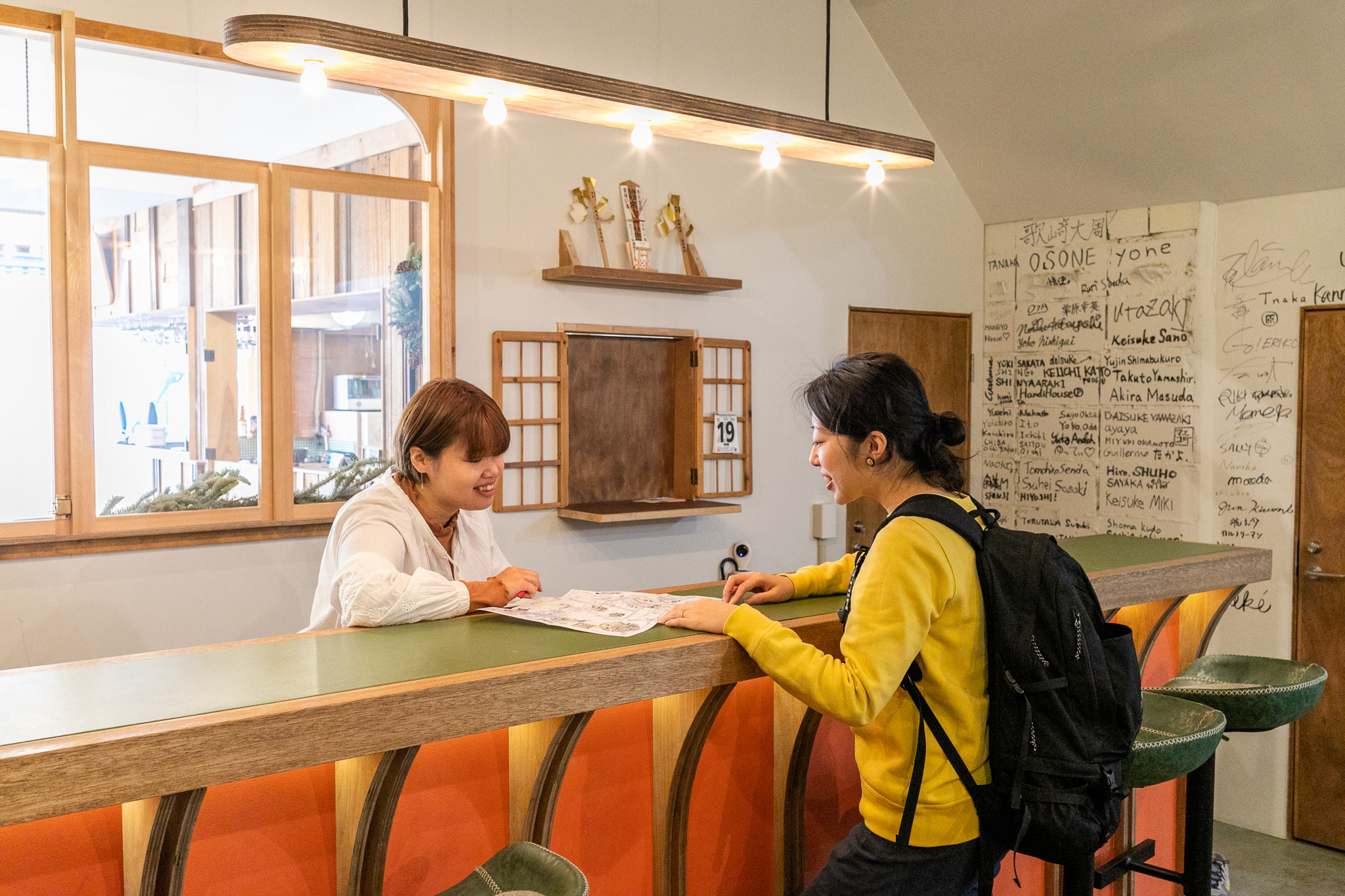 チェックインの際は熱海の街の楽しみ方をスタッフがご案内