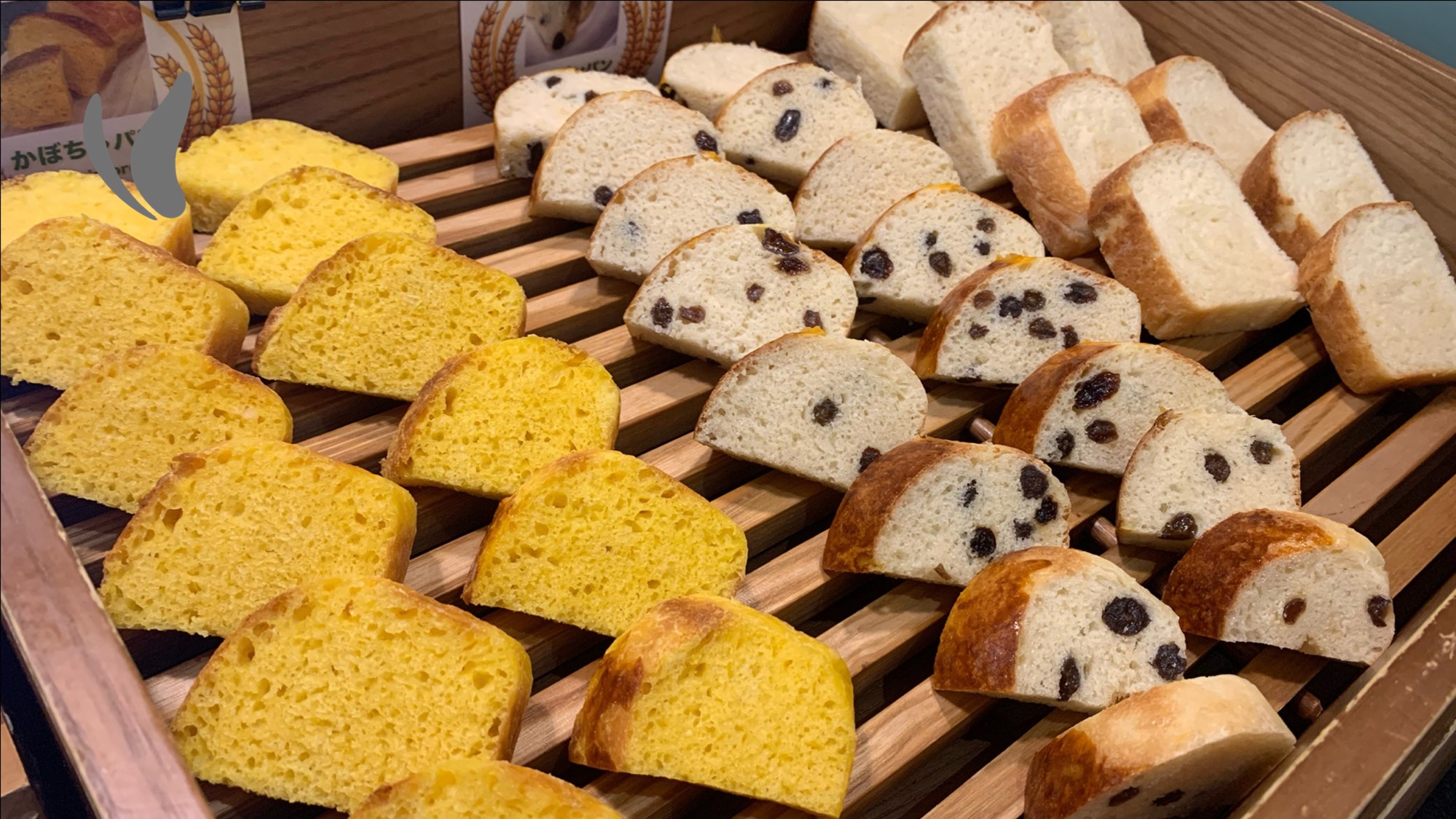 お店で手作り、毎朝焼き立て。自家製パン