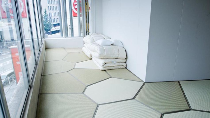 ・幾何学模様の畳が敷かれた和室
