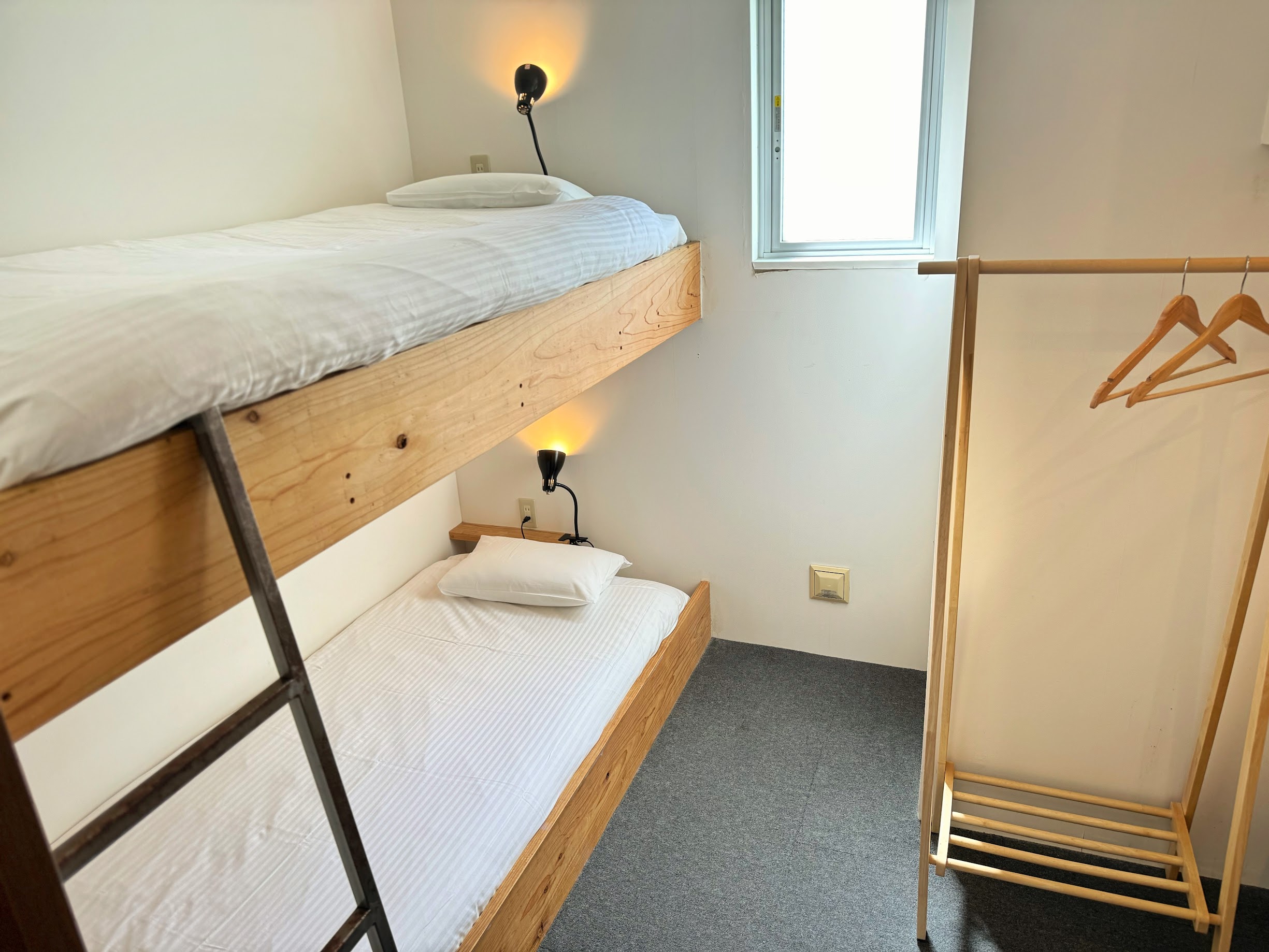 ツインルーム　セミダブルサイズの２段ベッド　バストイレ共用