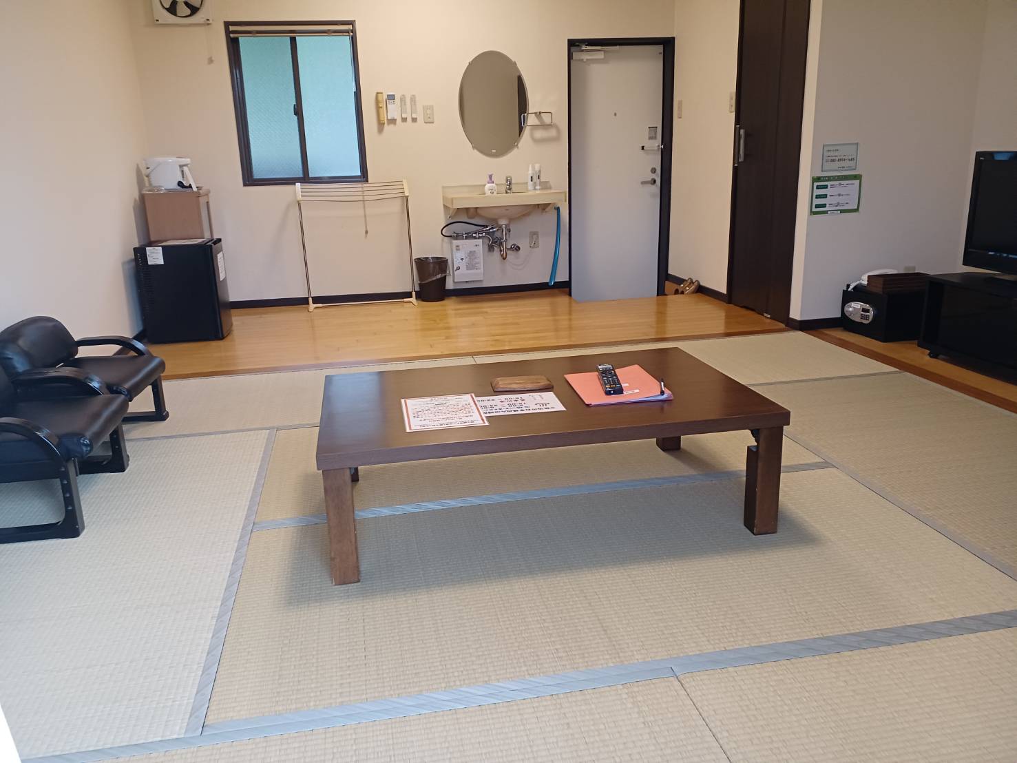 和室（ベランダ側から）