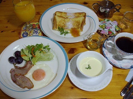 【のんびりと朝食付き】木の香りいっぱいの禁煙の2段ベッド室です。