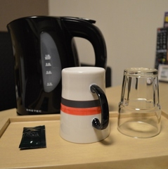 【全室完備】　　　　　　　　　　　　　　湯沸かし器・コップ類・お茶