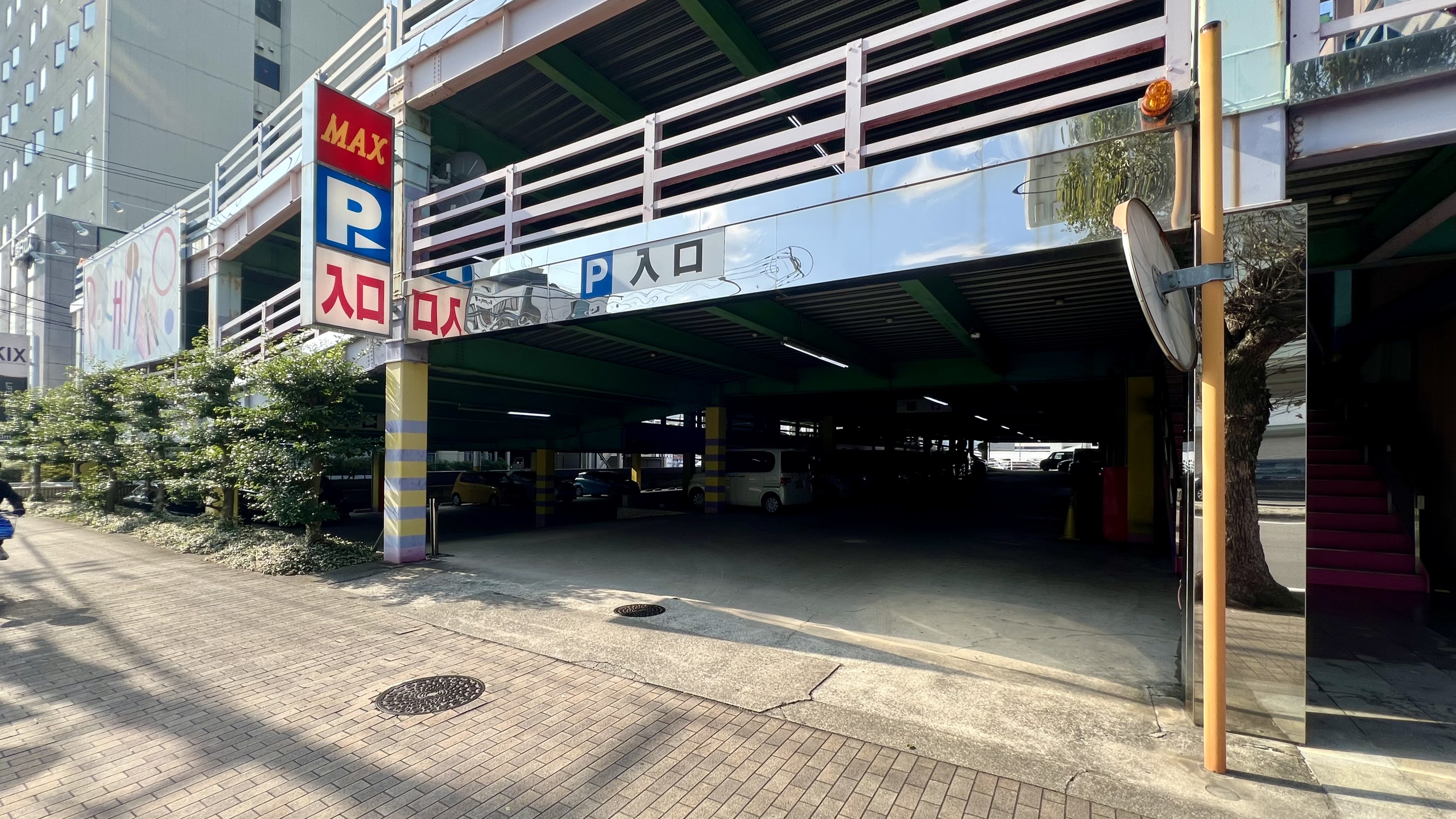 【ホテル併設パチンコ店　立体駐車場入口（雨天時に便利）※パチンコ店建物側※新居浜市役所方面より】