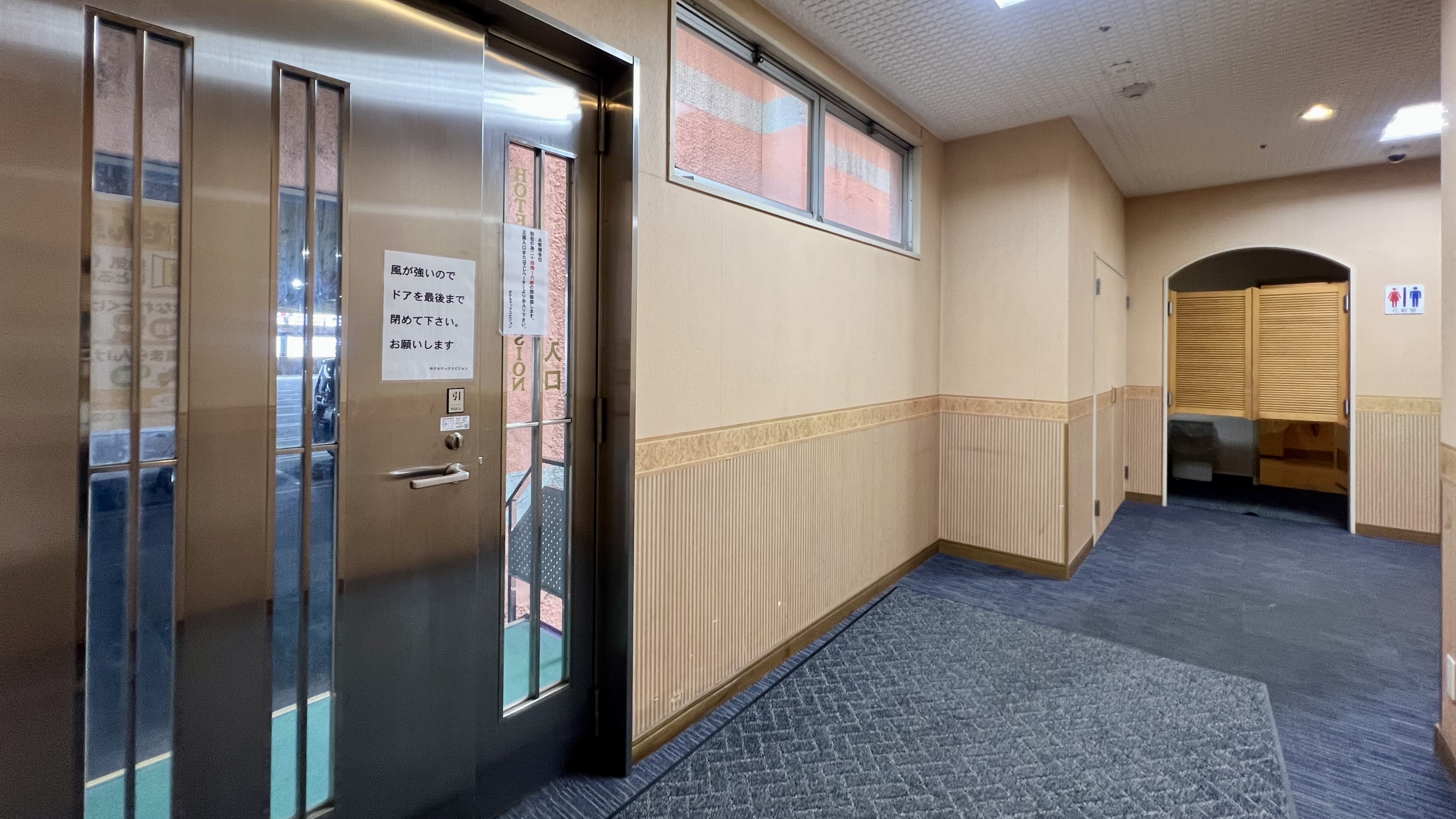 【ホテル併設パチンコ店　立体駐車場より2階フロント裏口への通路（施設内ドア）】