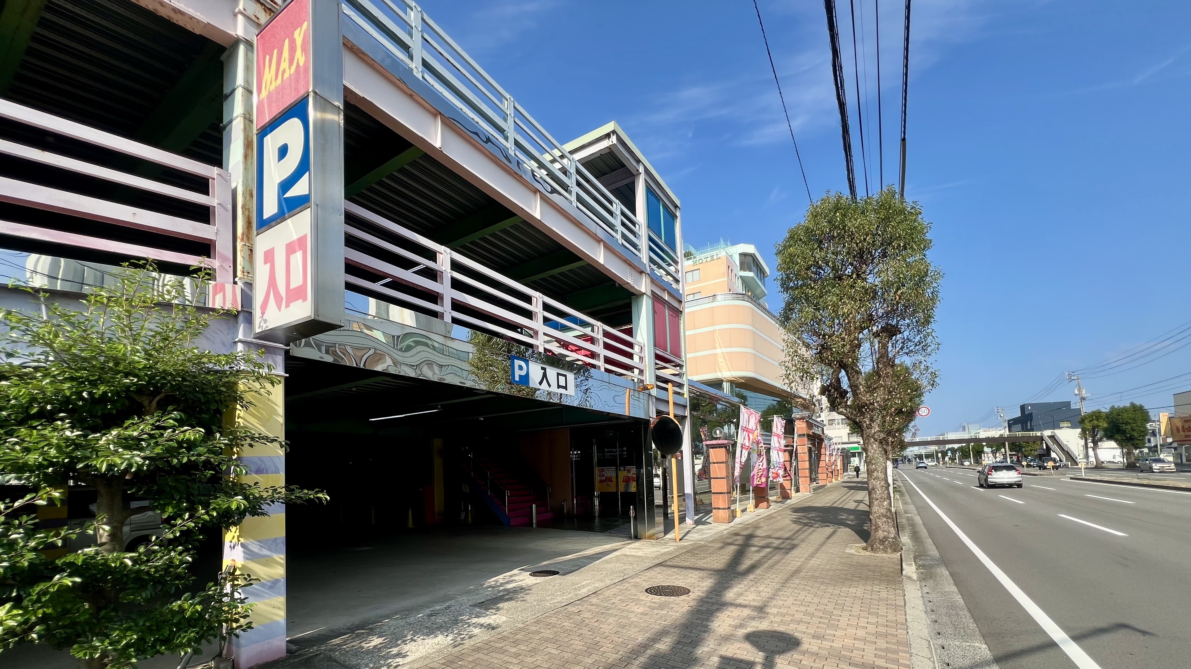 【ホテル併設パチンコ店　立体駐車場入口（雨天時に便利）※パチンコ店建物側※新居浜駅方面より】
