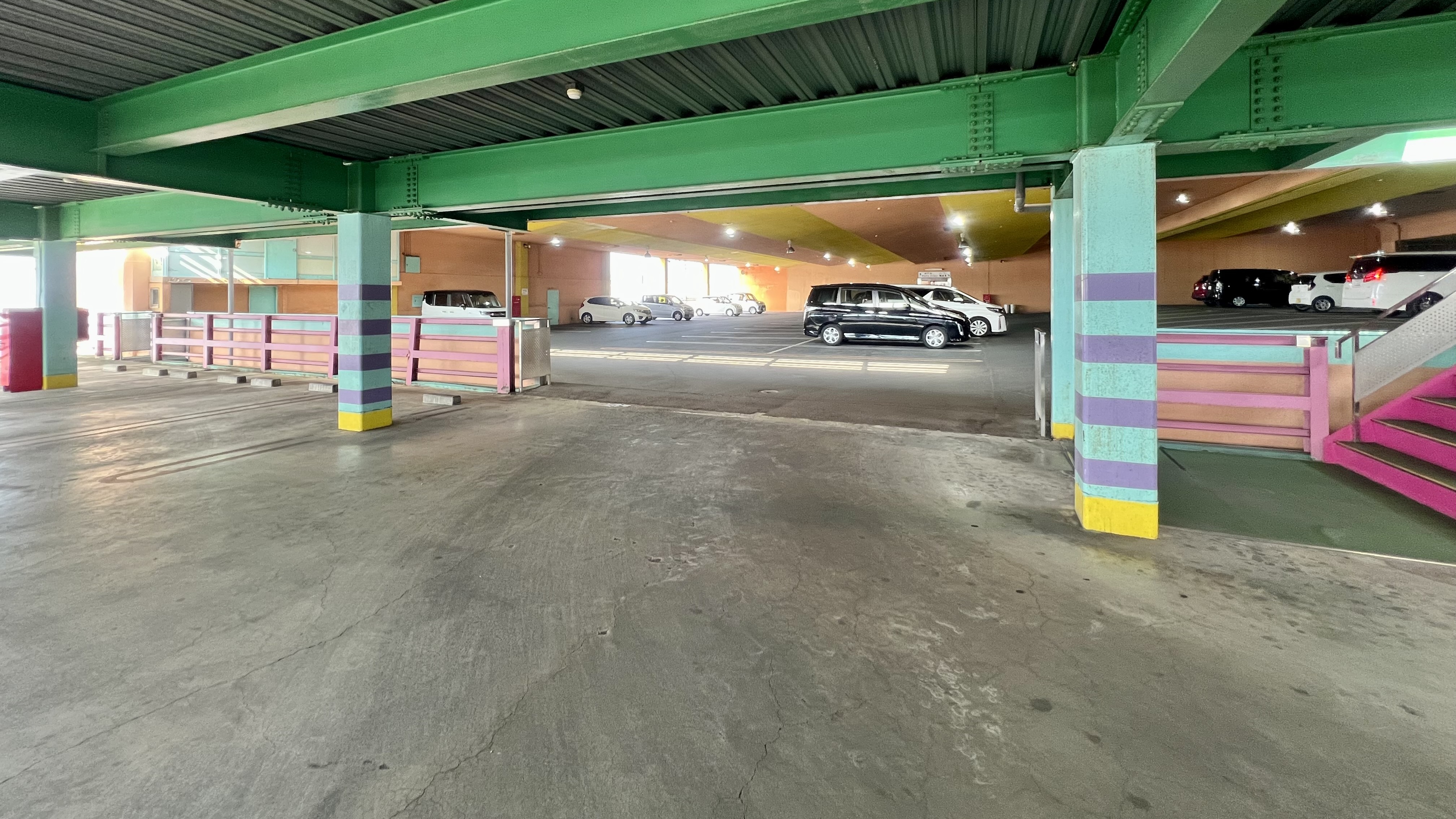 【ホテル併設パチンコ店　立体駐車場　中層階※2階フロント裏口への直通階となります（雨天時に便利）】