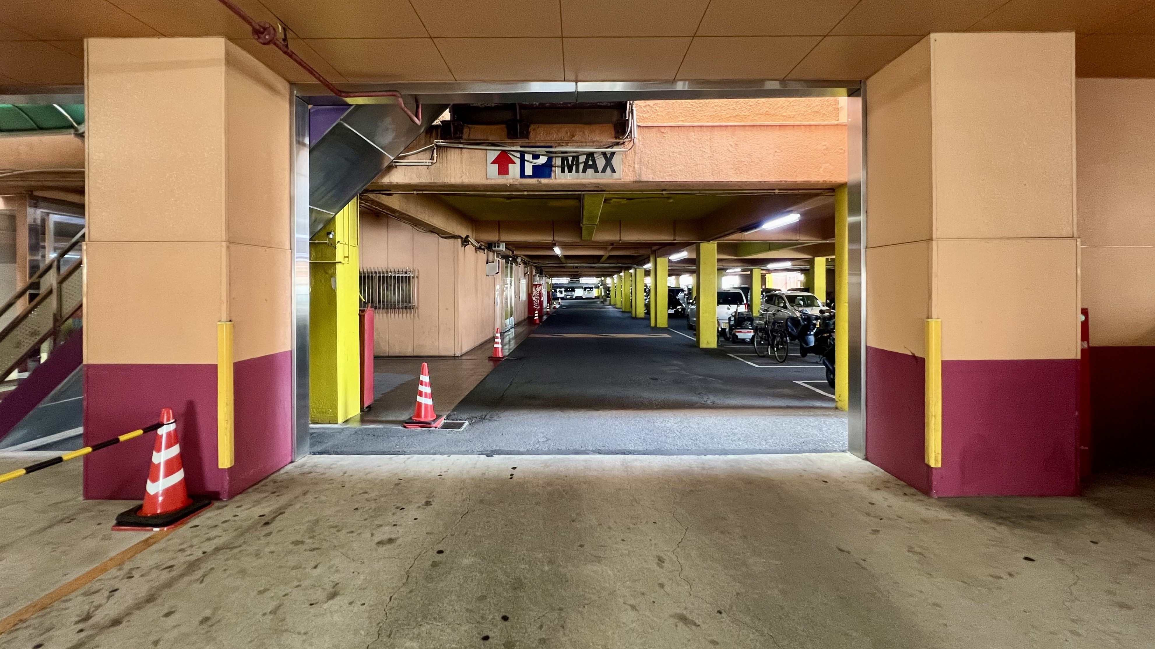 【ホテル併設パチンコ店　1F屋内駐車場　バイク駐輪OK（雨天時に便利）】