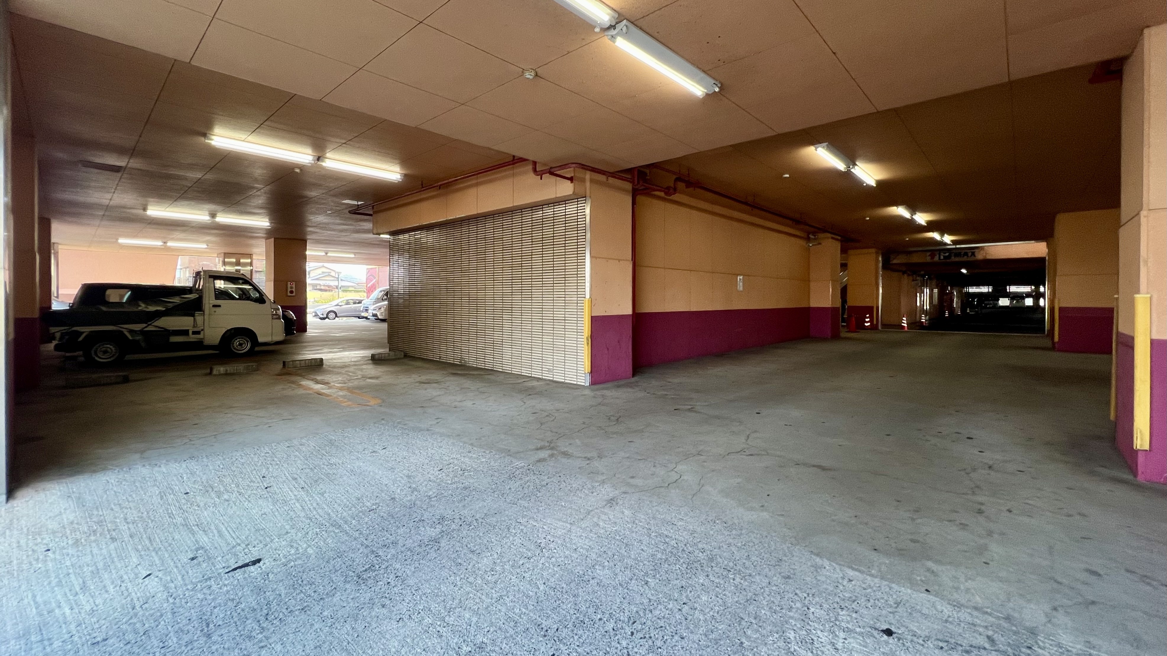 【ホテル1階　屋内駐車場（併設パチンコ店共用）※ホテル建物右手側より出入口あり】