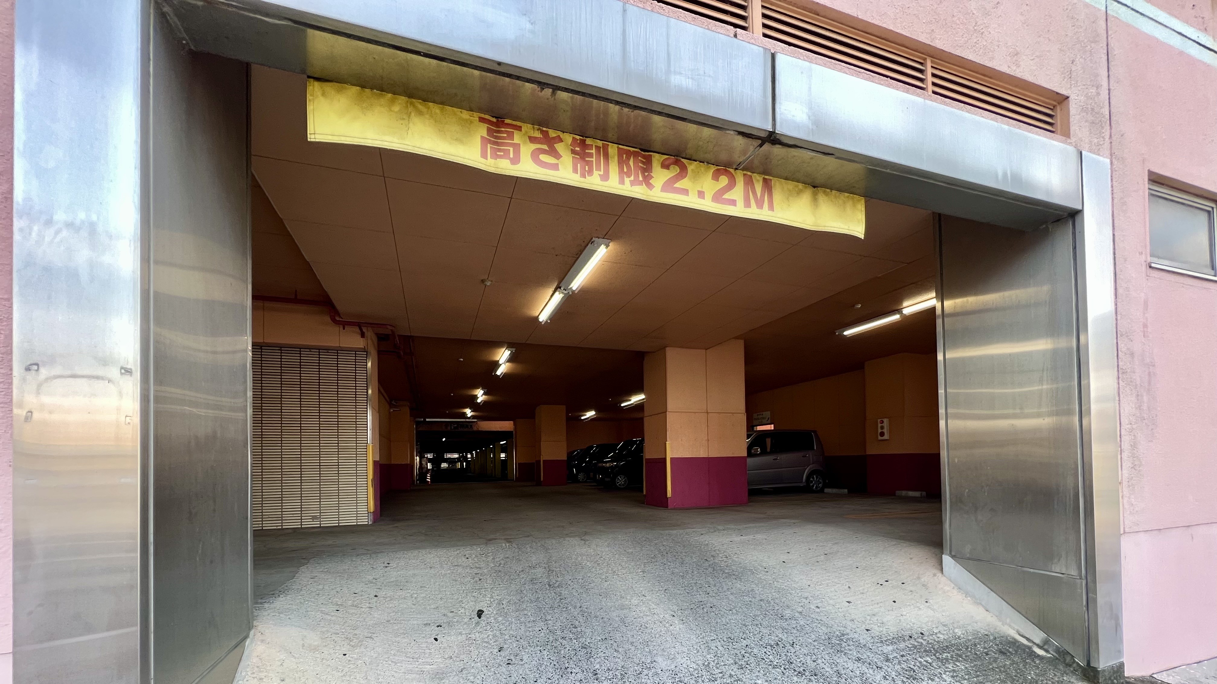 【ホテル1階　屋内駐車場入口（併設パチンコ店共用）※ホテル建物右手側より出入口あり】