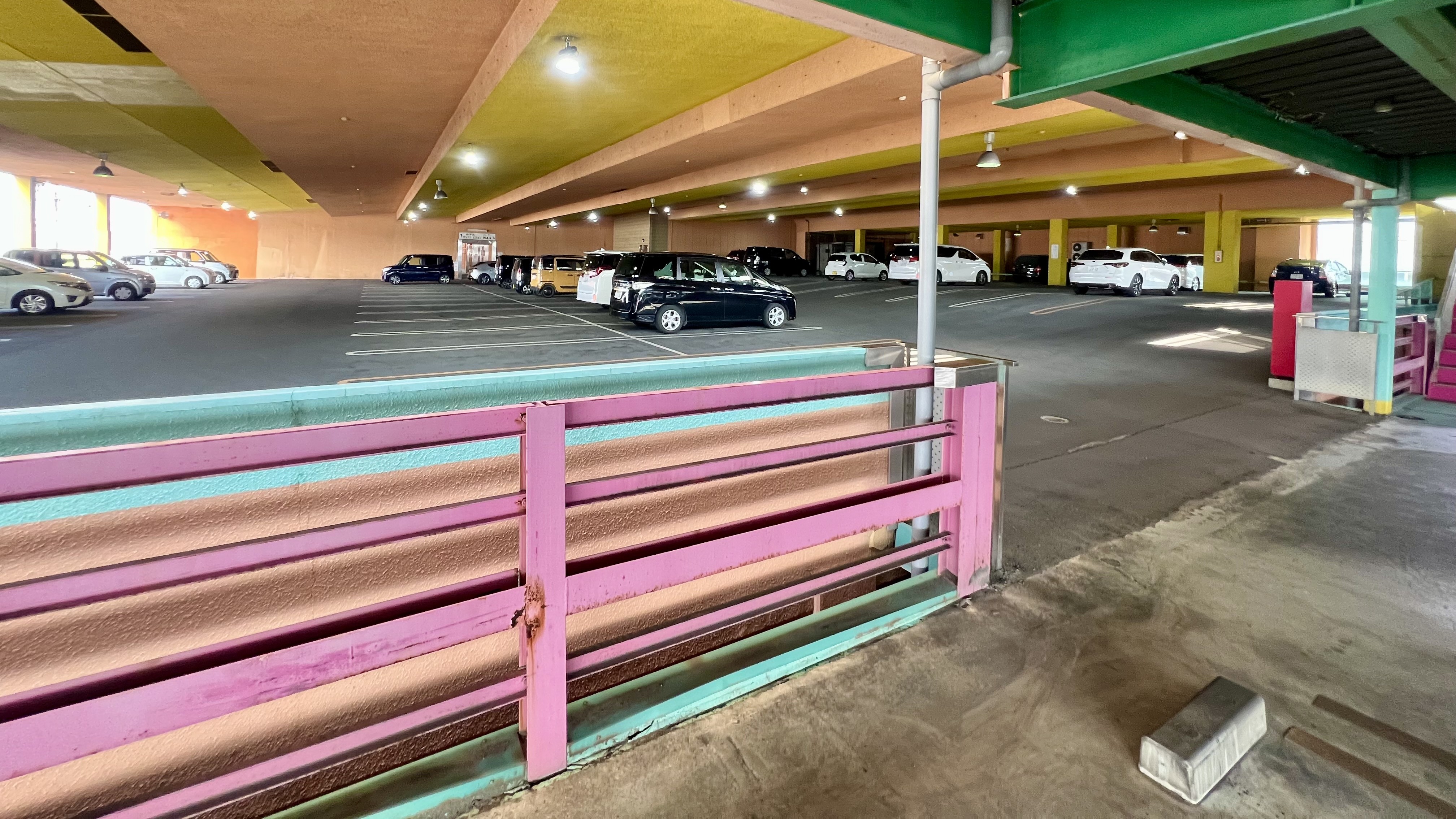 【ホテル併設パチンコ店　立体駐車場　中層階※2階フロント裏口への直通階となります（雨天時に便利）】