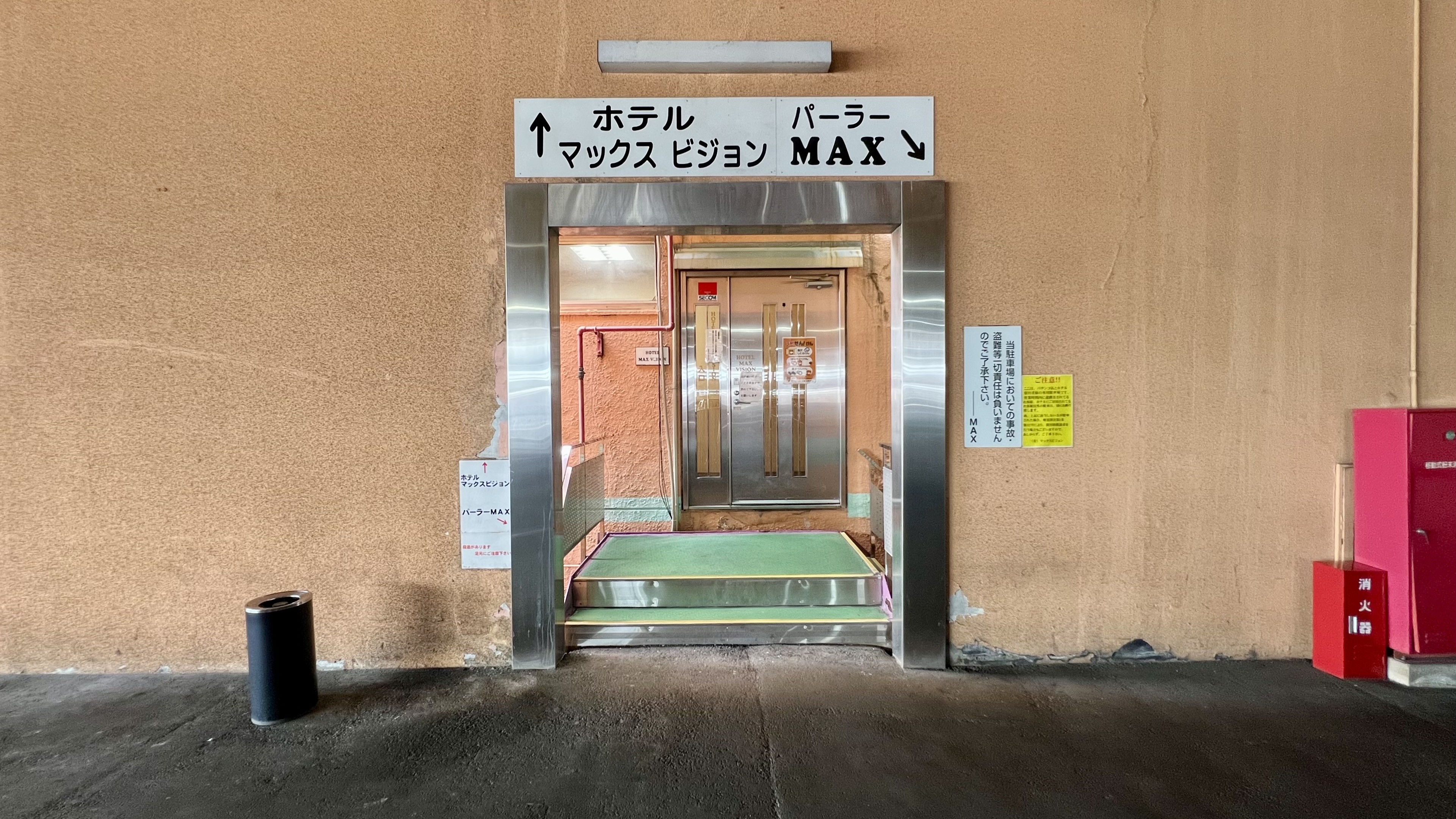 【ホテル併設パチンコ店　立体駐車場より2階フロント裏口への通路（施設外ドア）】