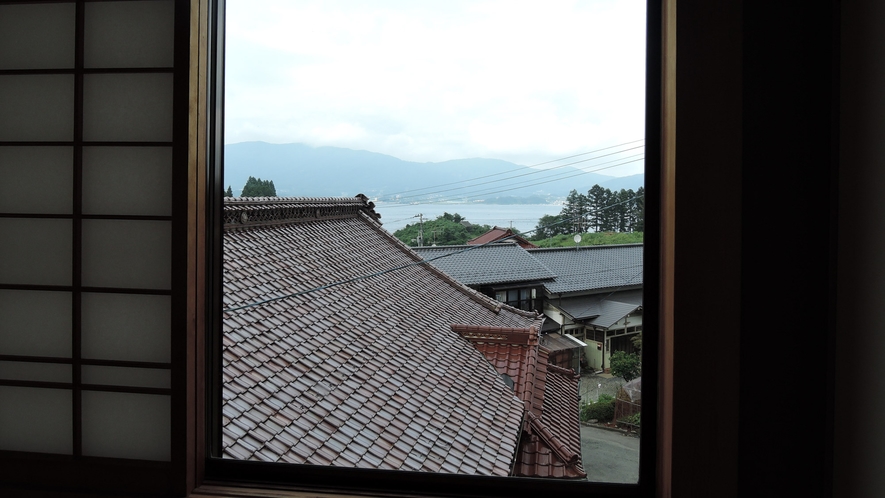 *客室一例／窓の外には広田湾とのどかな田舎の風景が広がっています。