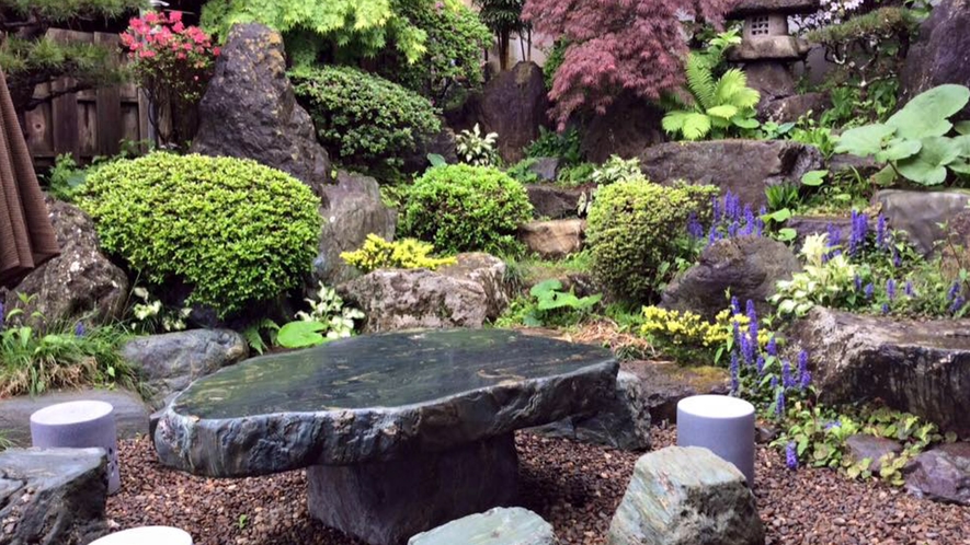 *中庭／きれいに手入れされた、日本庭園風のお庭。
