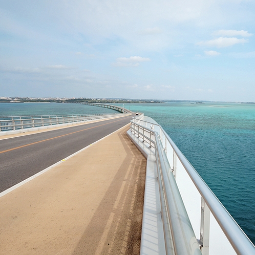 *【周辺】伊良部大橋は宮古島と伊良部島を結ぶ、通行料金を徴収しない日本最長の橋です。