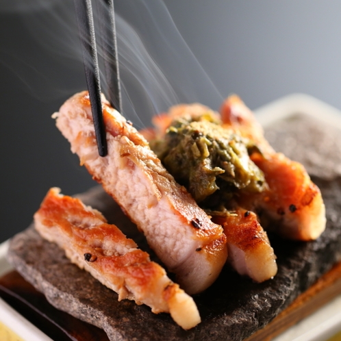 ■【絢 aya 会席】メインは信州ポークの石焼ステーキ。蕗味噌を添えて、熱々を召し上がれ！