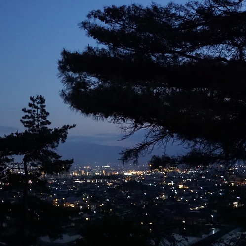 お庭からは、松本市街の夜景を一望