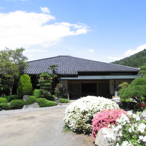 広大な日本庭園に佇む宿。５月頃にはつつじに包まれ華やか。
