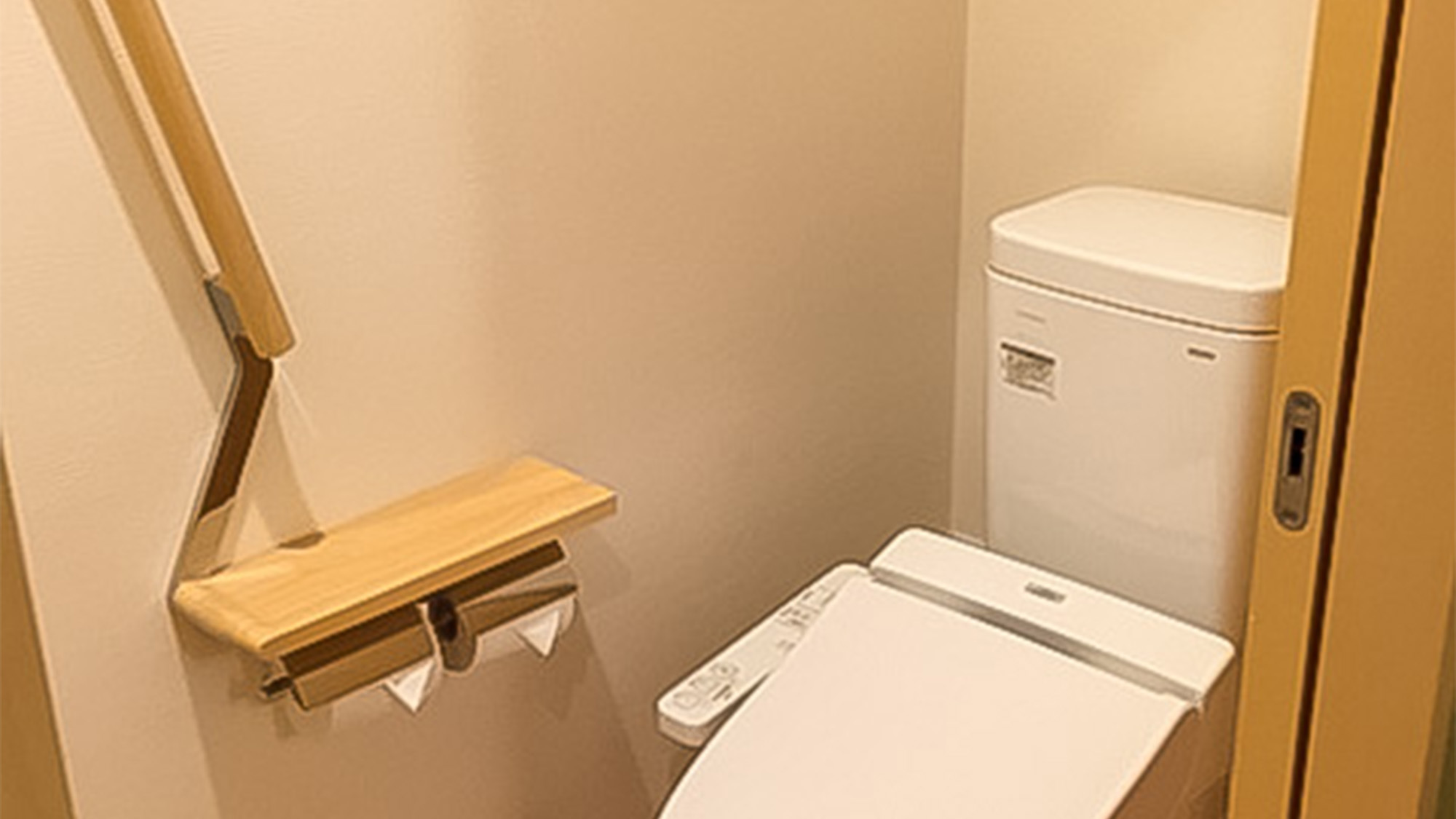 ・客室内トイレ　洗浄機能付きのトイレを各客室に設置しています
