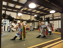 萌え色のなか例祭で奉納される「鶏芸」（5月12日）