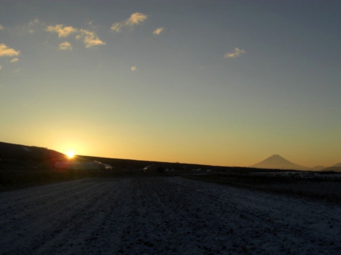 冬、八ヶ岳からの日の出と富士山