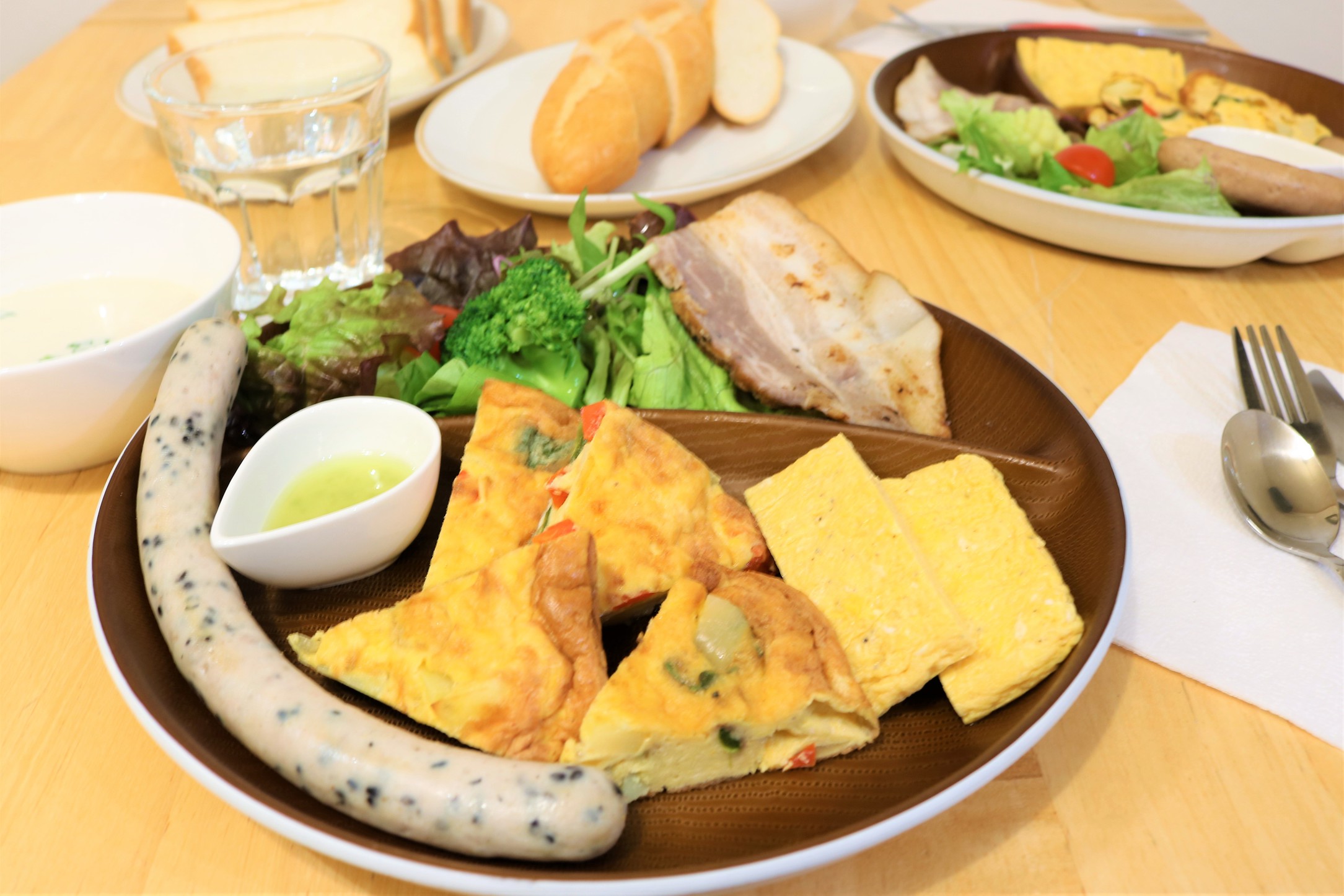 ◆朝食　ボリューム満点！　地元産の食材で調理も楽しむ