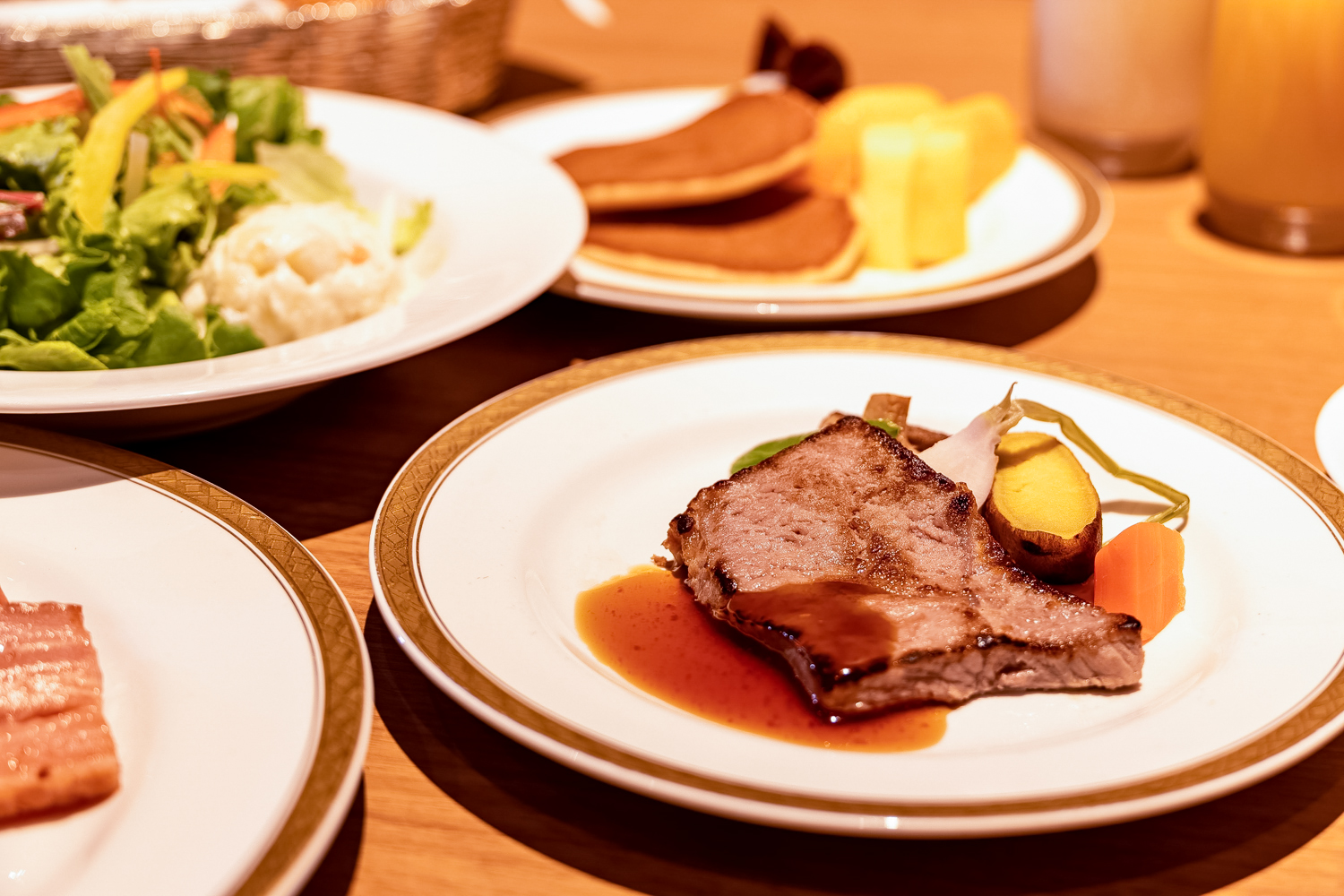 朝食ブッフェ／日替わり提供のステーキ