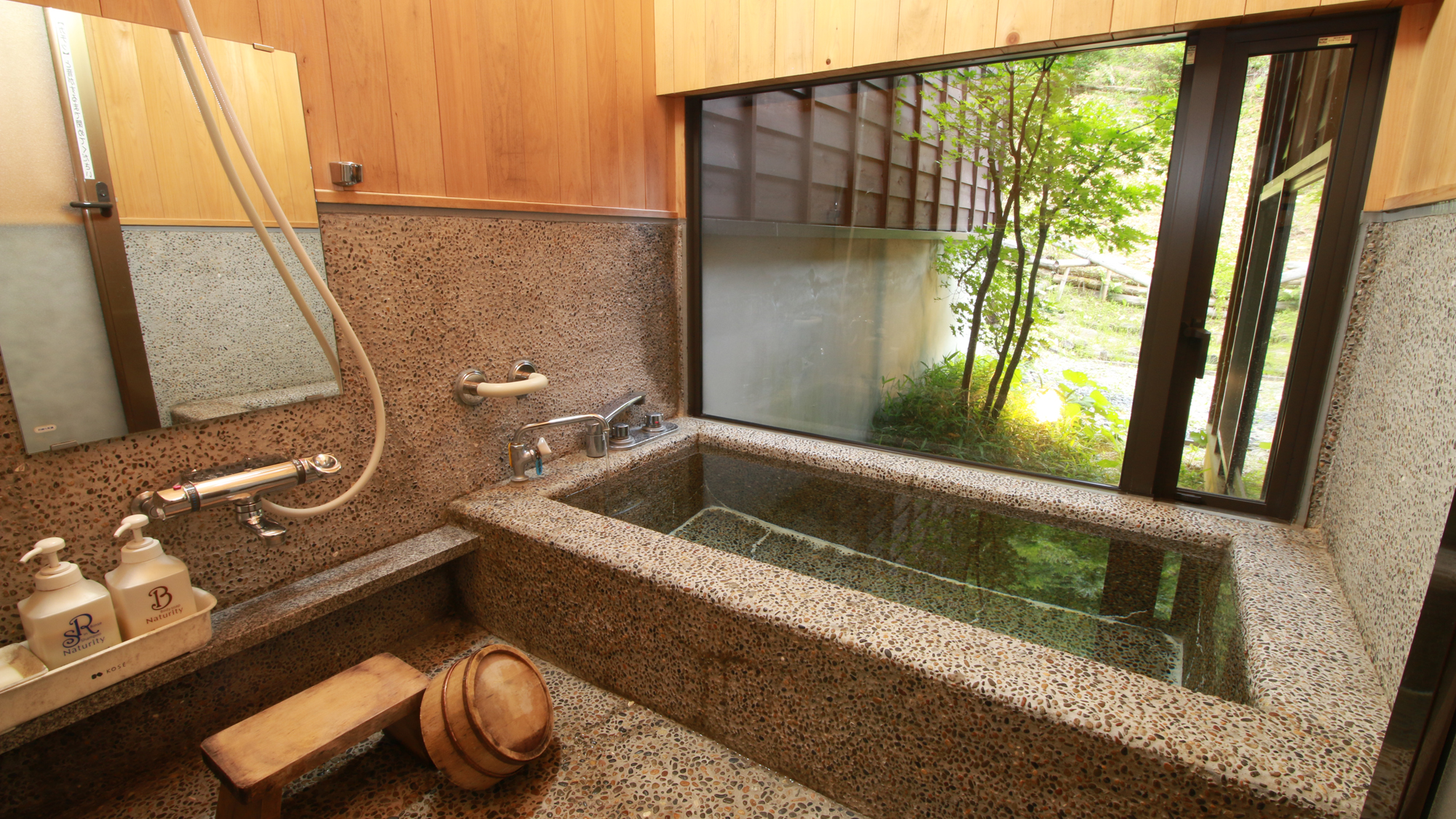 #客室専用風呂　石造りの専用お風呂。こちらも自然を眺めながらお寛ぎいただけます。　