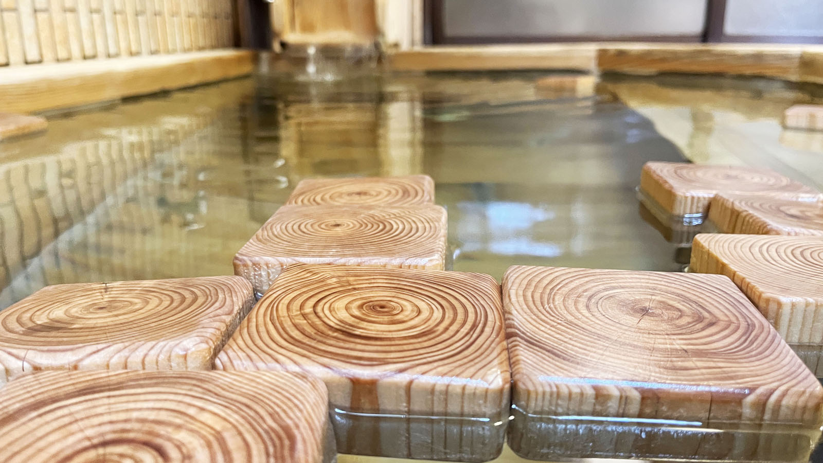 ほのかな檜香る女性風呂