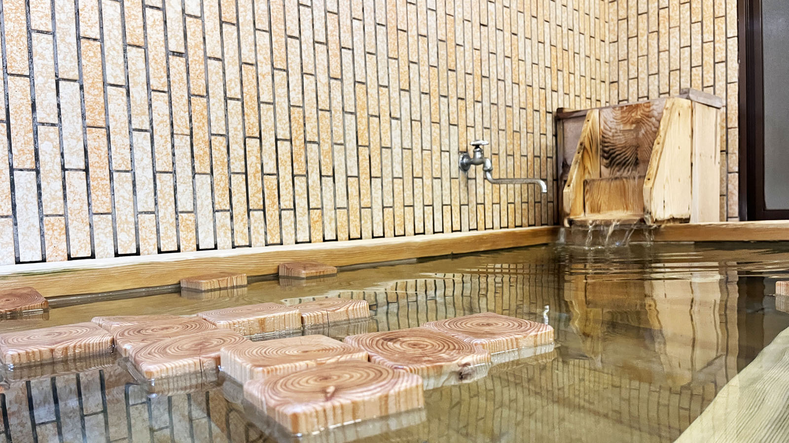 ほのかな檜香る女性風呂