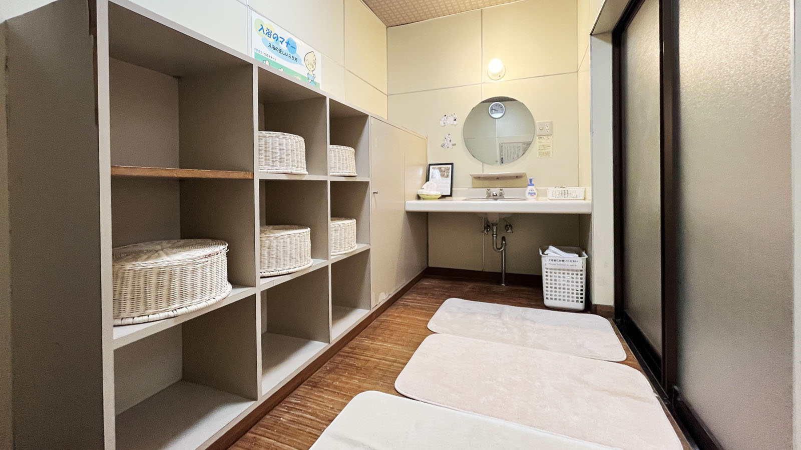 ほのかな檜香る男性風呂　脱衣場