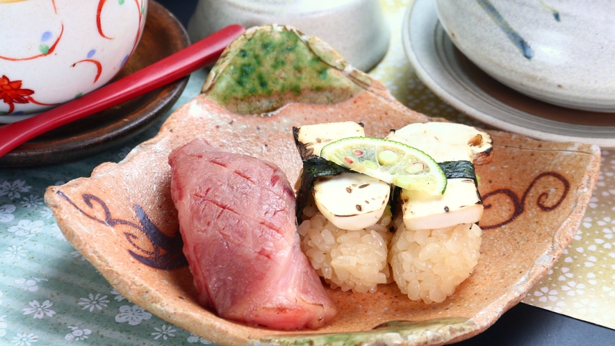 【食事】松茸飛騨牛コースの一例。大人気の松茸にぎり・飛騨牛にぎりの競演。